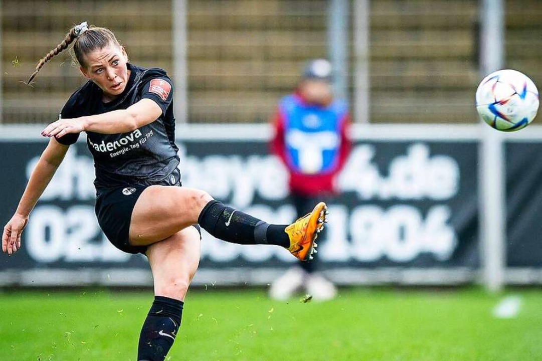 Samantha Steuerwalds Schuss gegen Spielende wurde abgeblockt.  | Foto: IMAGO/BEAUTIFUL SPORTS/Axel Kohring