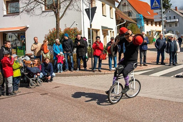 Fahrradakrobat Stevie Wheels zeigte am...uf einem Fahrrad alles anstellen kann.  | Foto: Hubert Gemmert