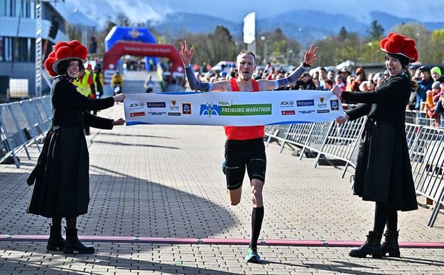 Der deutsche Meister im Halbmarathon, ...hut-Trgerinnen in Empfang genommen.    | Foto: Achim Keller