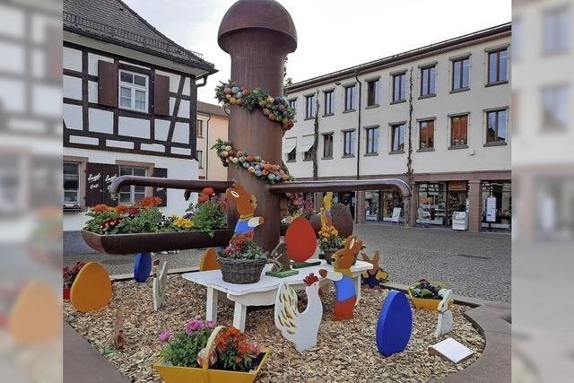 Zu Ostern wird Brunnen vorm Rathaus zum Farbtupfer