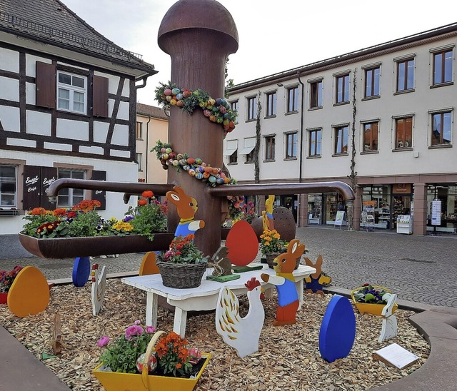 Traditionell bunt geschmckt: der Gundelfinger Osterbrunnen  | Foto: Andrea Steinhart