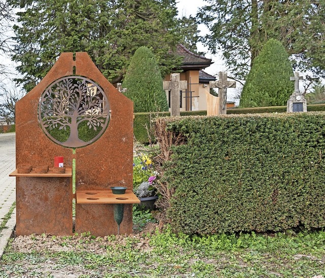 Diese Eisenstele auf dem Holzhauser Fr...hmuck fr das Rasengrabfeld fr Urnen.  | Foto: Helmut Rothermel