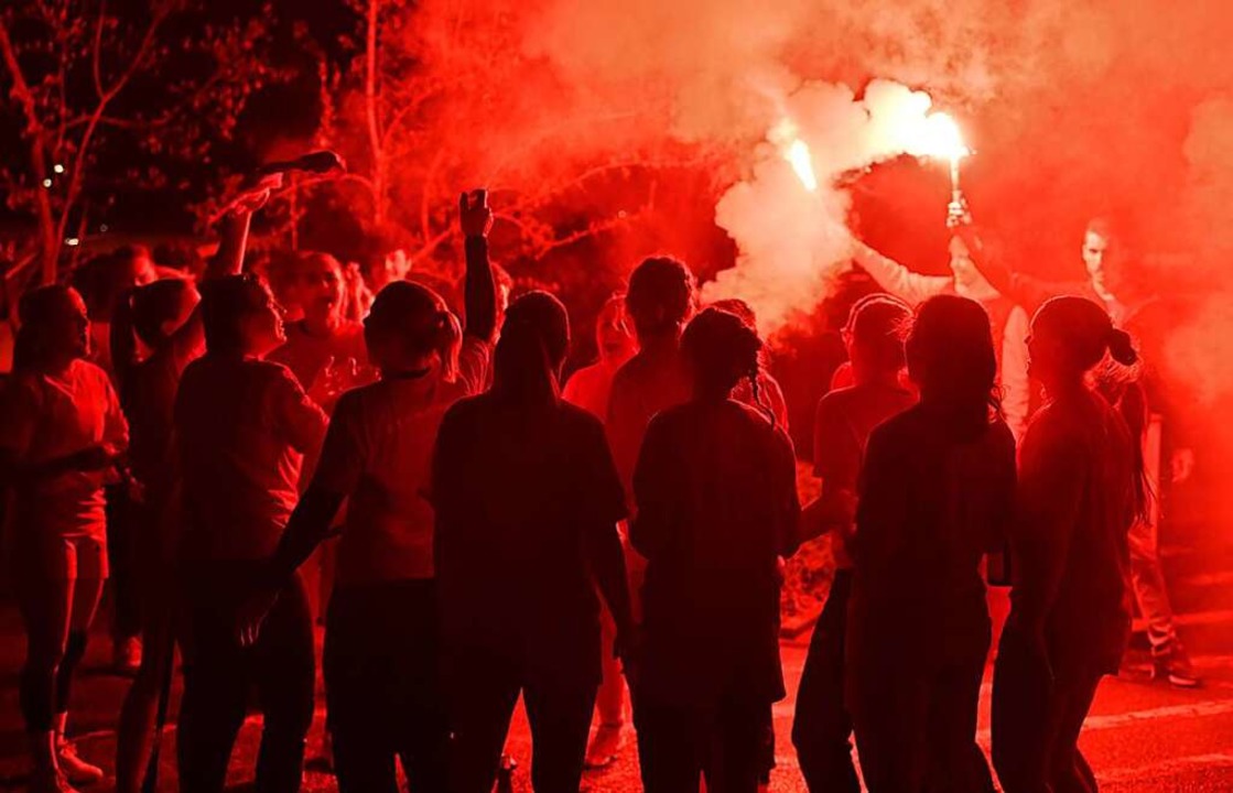 Bengalos vor der Halle starten die Partynacht.  | Foto: Wolfgang Künstle