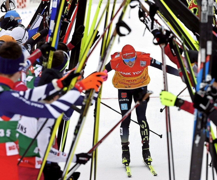 Durchs Spalier der Weltcup-Konkurrenten fährt Eric Frenzel ein letztes Mal.    | Foto: Antti Hämäläinen (dpa)