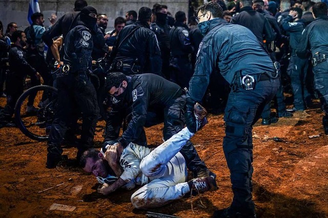 Tel Aviv: Die israelische Polizei verh...es Massenprotests gegen die Regierung.  | Foto: Ilia Yefimovich (dpa)