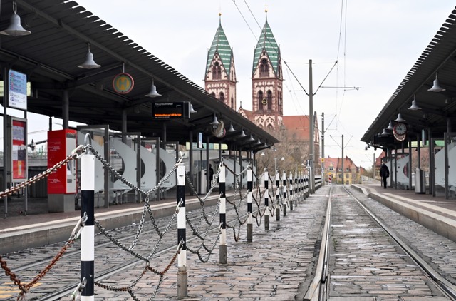 Die leere Stadbahnbrcke am Hauptbahnhof in Freiburg.  | Foto: Thomas Kunz