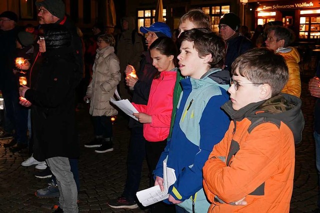 100 bis 150 Menschen waren zur Earth H...nsterplatz in Bad Sckingen gekommen.  | Foto: Michael Gottstein