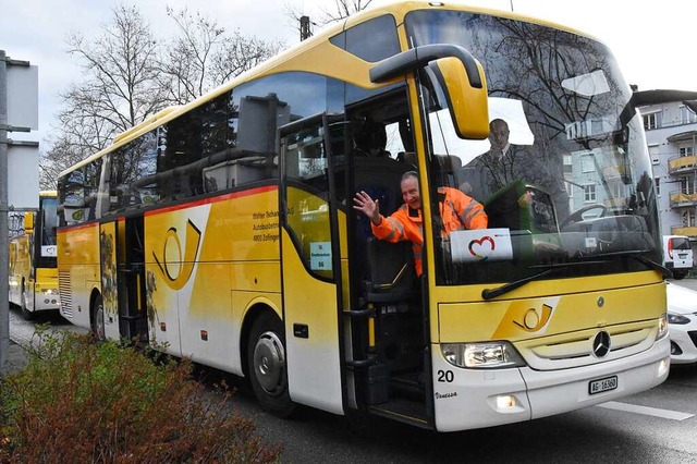 Ein ungewohntes Bild: Schweizer Postbusse sind im Kreis Lrrach im Einsatz.  | Foto: Kathrin Ganter