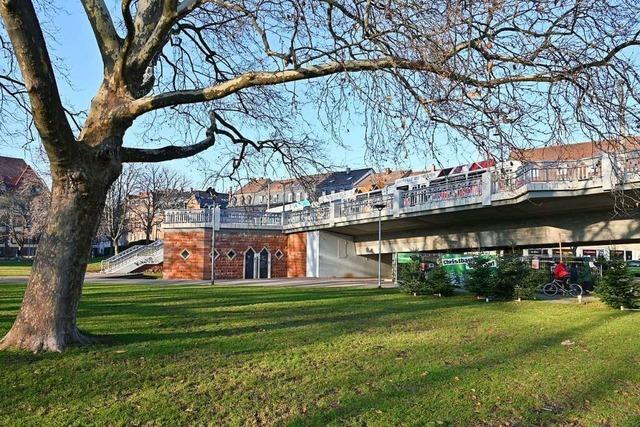 Unbekannter schlgt einen Mann auf dem Sthlinger Kirchplatz in Freiburg grundlos ins Gesicht