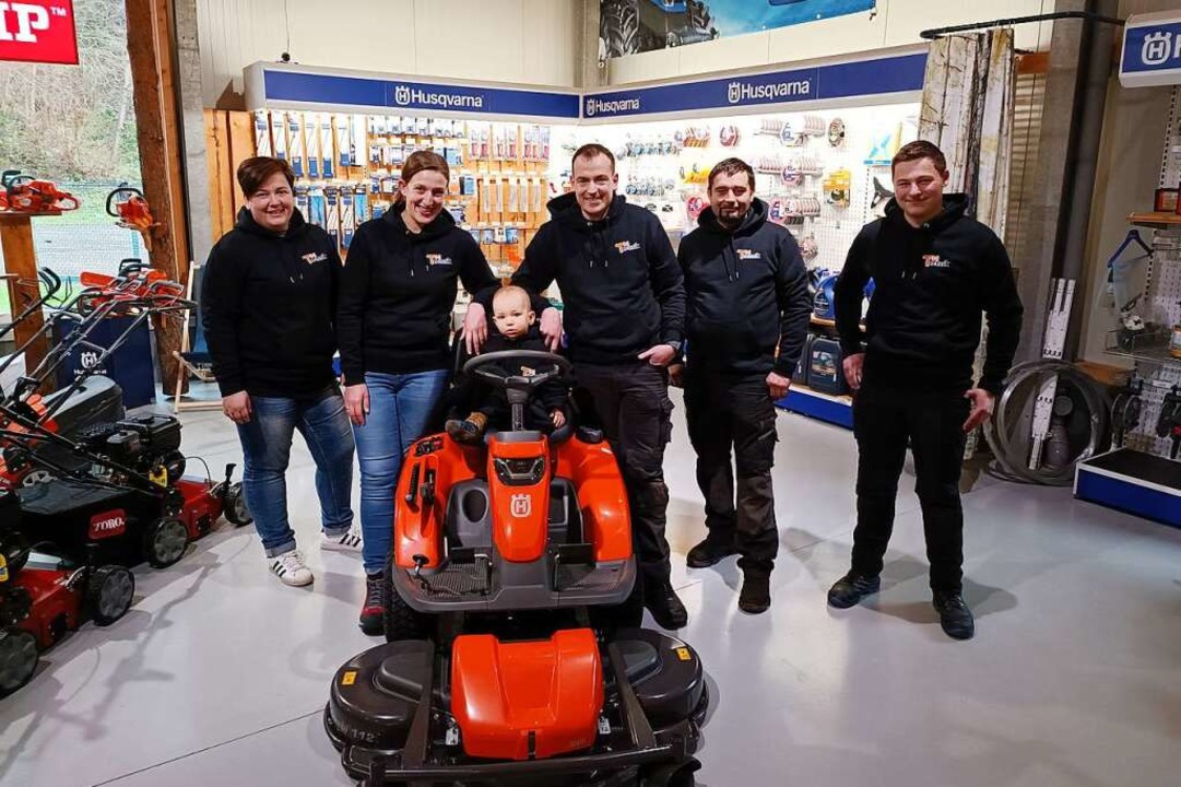 Im Verkaufsraum von TM Technik (v. li....t Luca, Tibor Keser und Jacob Hettich  | Foto: Nikolaus Bayer
