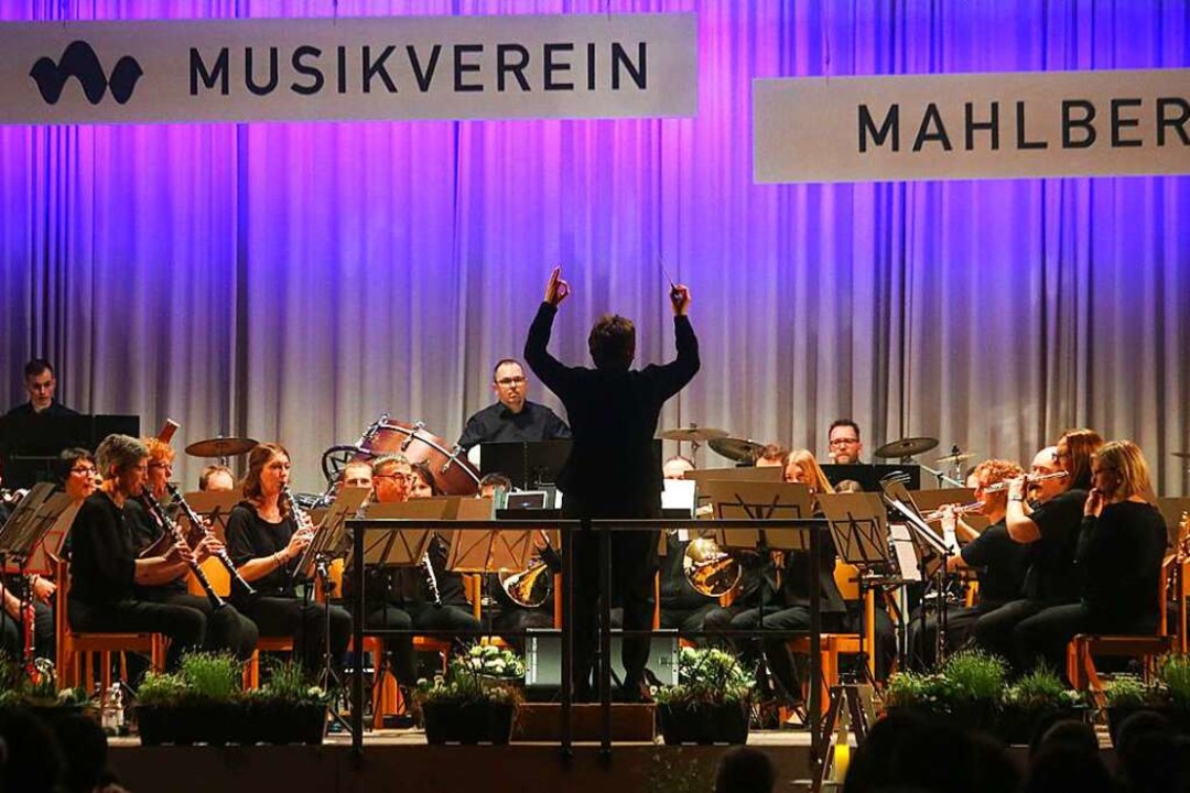 Das Orchester des Musikvereins Mahlberg auf der Bühne der Stadthalle  | Foto: Sandra Decoux
