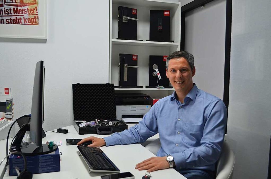 Noch ein Ein-Mann-Betrieb: Thomas Wehrle in seinem Beratungsraum in Waldkirch  | Foto: Nikolaus Bayer