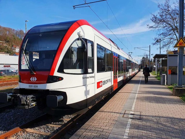 Ein Zug der Linie S 36 Richtung Blach...vom 1. April bis 29. Oktober gesperrt.  | Foto: Schlichter,Juliane