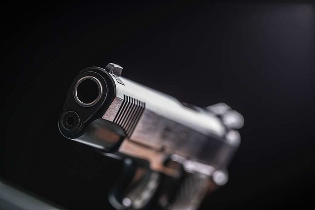 Der Angeklagte soll den Taxifahrer bei...er Pistole bedroht haben (Symbolbild).  | Foto: martywalker156  (stock.adobe.com)