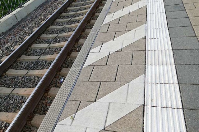 Die weie Linie am Bahnsteig nicht bertreten (Archivbild)  | Foto: Victoria Langelott