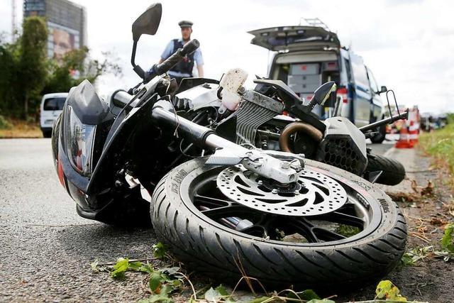 Motorradfahrer wird bei Unfall auf der Autobahn bei Weil schwer verletzt
