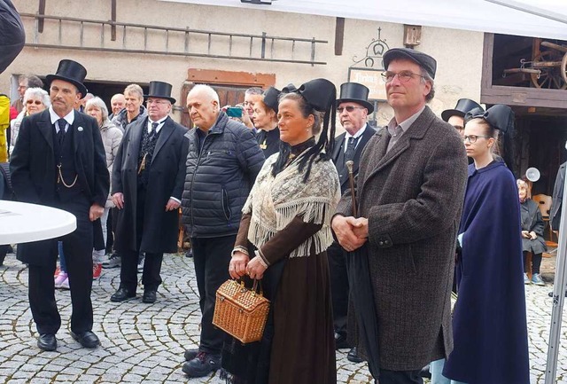 Auch Mitglieder des Markgrfler Tracht...ffnung in der Dorfstube tlingen teil.  | Foto: Roswitha Frey