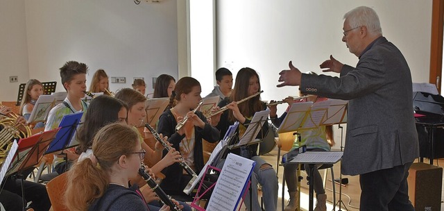 Musikdirektor Johannes Brenke dirigier...chwingt aufspielende Jugendstadtmusik.  | Foto: Hrvoje Miloslavic
