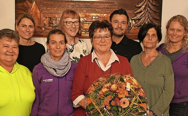 Ehrenmitglied Monika Berger (Blumen) u...eiser, Silvia Thanei (von links).       | Foto: Hansjrg Bader