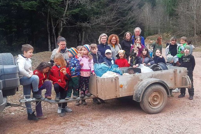 Zehn Erwachsene und 18 Kinder  gingen mit Frster Matthias Gtz in den Wald.  | Foto: Forst BW