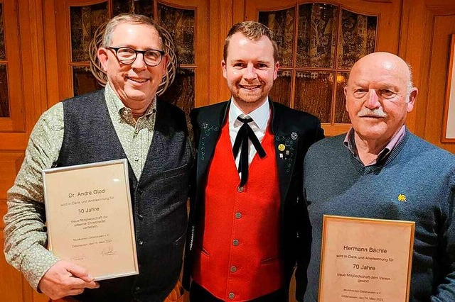 Auf 70 Jahre Mitgliedschaft bringt es ...er Mitte der Vorsitzende Jens Trndle.  | Foto: Corinna Hofmeier