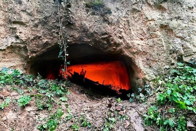 Feuerwehr löscht Brand in einer Lösshöhle bei Merdingen