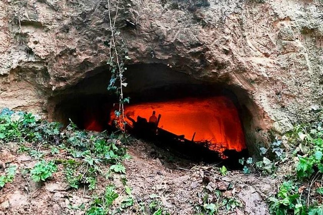 Bei Ankunft der Feuerwehr loderten im Inneren der Lsshhle die Flammen.  | Foto: Feuerwehr Merdingen