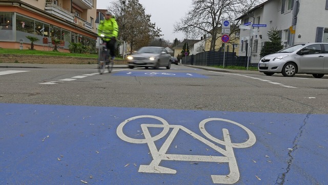 Im Bereich der Fahrradstrae sollen di...fehlung der Polizei eingefrbt werden.  | Foto: Frank Schoch