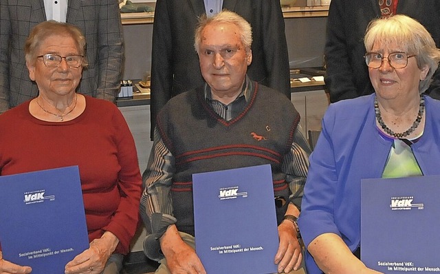 Silvia Schreiber (rechts) und Hans Tro...zeichen in Silber des VdK Deutschland.  | Foto: Sebastian Ehret