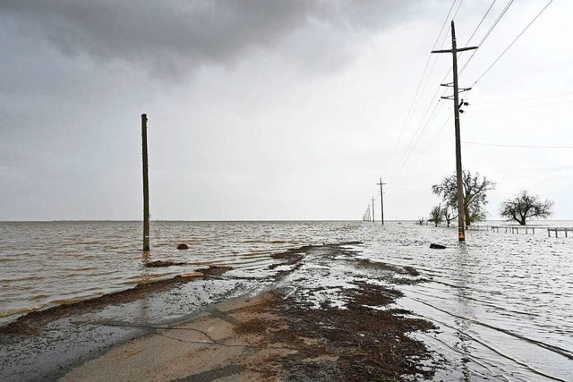 Wenn aus einer Strae eine Wasserstra...t Corcoran in Kalifornien Anfang Mrz.  | Foto: Eric Paul Zamora (dpa)