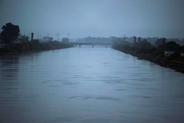 Prall gefllt: Der Ballona Creek flie...Del Rey in Los Angeles in den Pazifik.  | Foto: PATRICK T. FALLON (AFP)