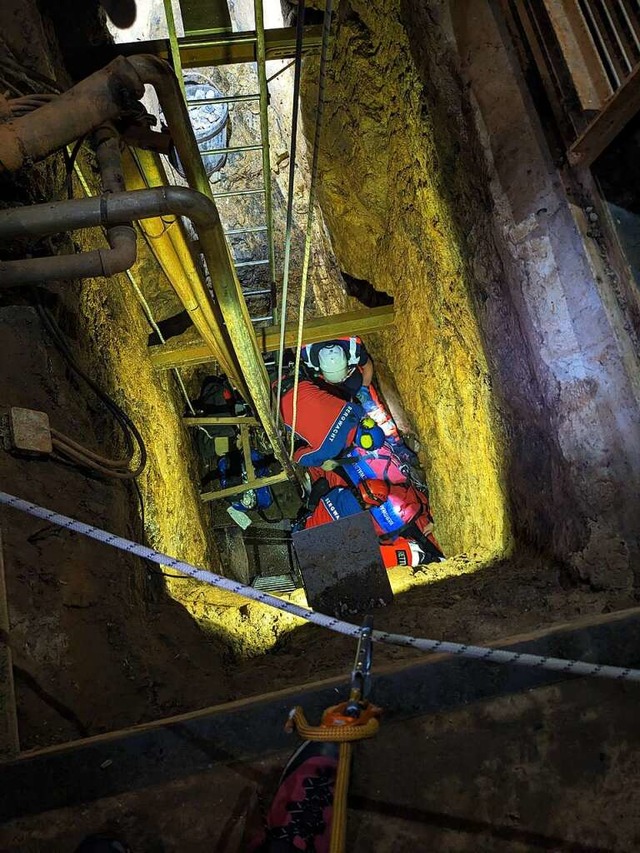 Die Helfer mussten den Verletzten durch einen Schacht retten.  | Foto: Bergwacht Waldkirch