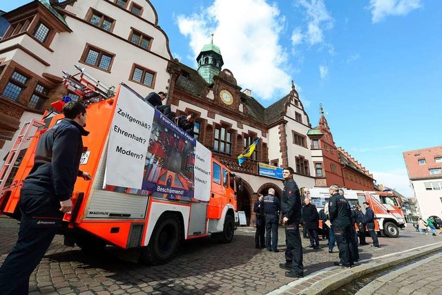 Die Kappler Feuerwehr protestiert am Montag, 27. Mrz, vor dem Rathaus.  | Foto: Ingo Schneider