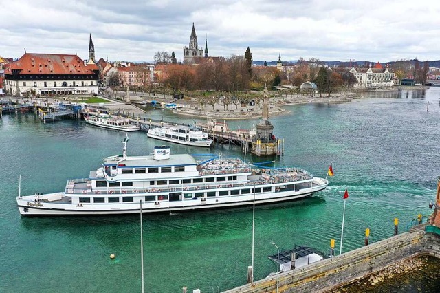 Das Passagierschiff Schwaben fhrt in ...on Konstanz ein (Aufnahme mit Drohne).  | Foto: Felix Kstle (dpa)