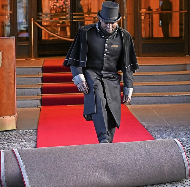 Ein roter Teppich vor dem Adlon wird auch fr Knig Charles ausgerollt werden.  | Foto: Jens Kalaene (dpa)