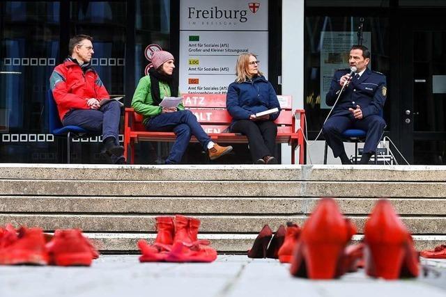 In Freiburg erinnern nun 113 rote Schuhe an 113 Femizide