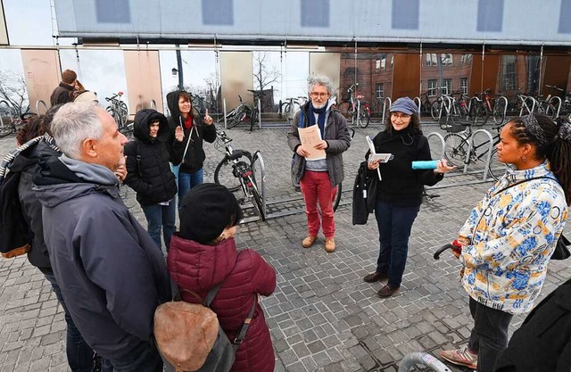 Viktoria Balon (Zweite von rechts) und...Interessierte durch die Stadt gefhrt.  | Foto: Thomas Kunz