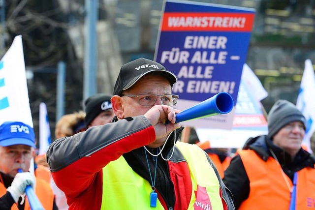 Mitglieder der Eisenbahnergewerkschaft...Streikkundgebung am Montag in Freiburg  | Foto: Ingo Schneider