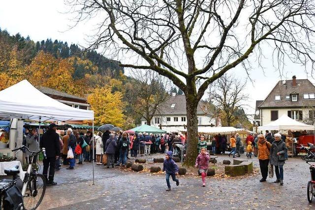 Freude über Wochenmarkt in Freiburg-Günterstal und Skepsis wegen der Haltestellenverlegung