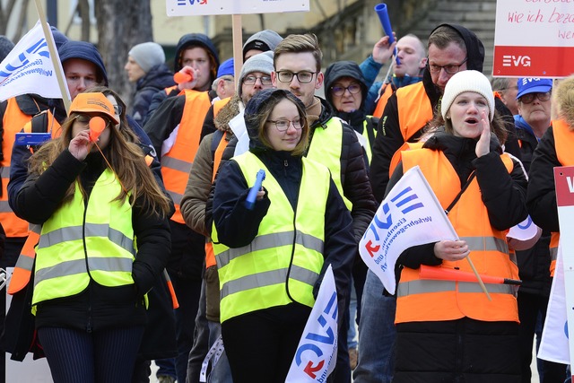 Streikende der Gewerkschaft EVG machen...stark auf ihre Forderungen aufmerksam.  | Foto: Ingo Schneider