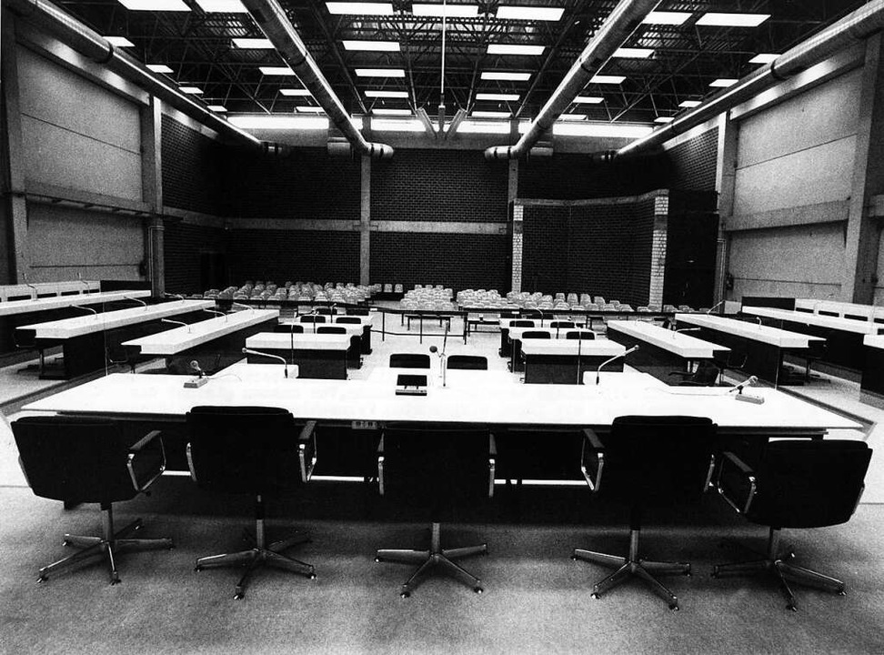 Noch leere Sthle: der Gerichtssaal im..., kurz bevor die RAF-Prozesse beginnen  | Foto: Michael Dick