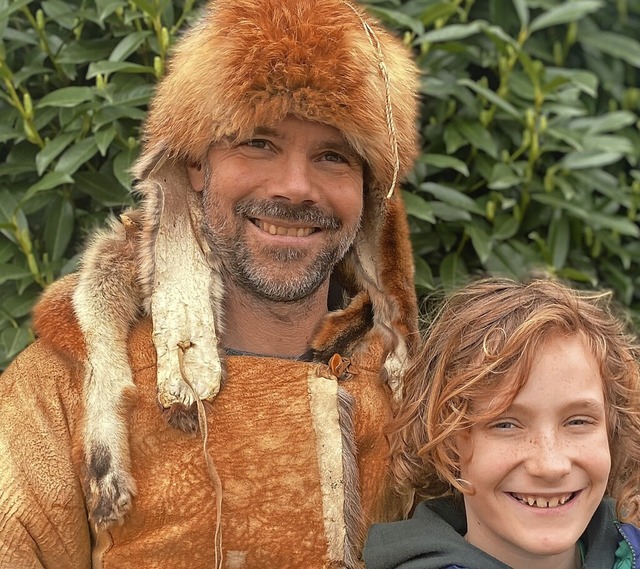 Der Zisch-Reporter Kito Kromer mit dem Steinzeitexperten Markus Klek  | Foto: Tine Kromer