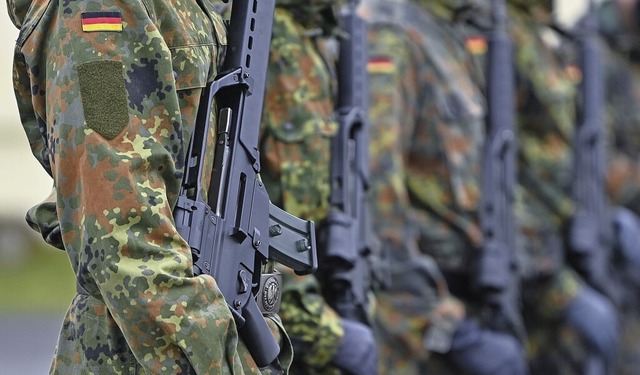 Bei der deutschen Bundeswehr sind rund...chftigt &#8211; in Uniform und Zivil.  | Foto: Patrick Pleul (dpa)