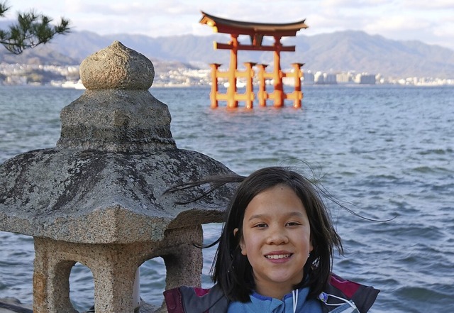 Zisch-Reporterin Line Yoshida vor dem Miyajima-Torii-Tor  | Foto: Privat