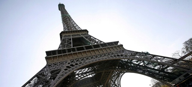 Samt Antenne 330 Meter hoch:  der Eiffelturm in Paris  | Foto: A2800 epa Lucas Dolega