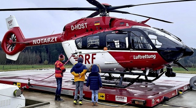 Zisch-Reporter Lara Pabst und Leopold ... dem Rettungshubschrauber Christoph 11  | Foto: Privat