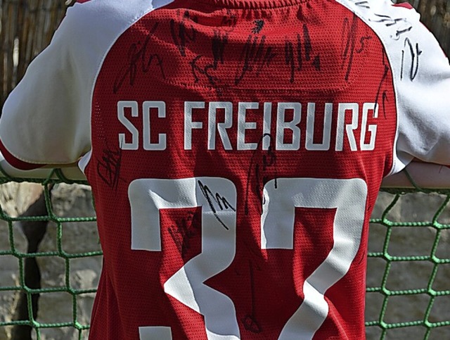 Autogramme der SC Freiburg-Spieler auf Paul Kleins Trikot.  | Foto: Raphael Klein