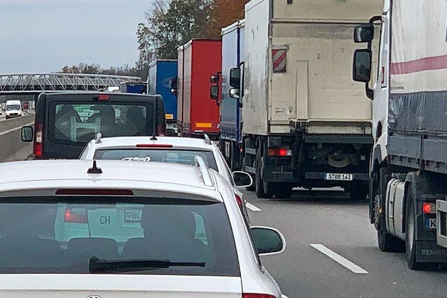 Stau auf der A5: Zwischen Offenburg un...wei der drei Fahrspuren noch gesperrt.  | Foto: Helmut Seller