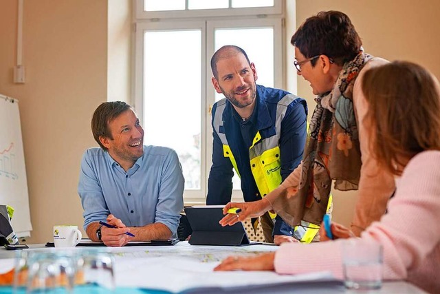 Mitarbeitende aus dem Team Technik bei einer Baubesprechung.  | Foto: Stadtwerke MllheimStaufen