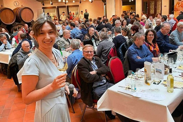 Die Badischen Weinprinzessin Geraldine...rte die Gste durch die Jungweinprobe.  | Foto: Mario Schneberg